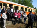 Resenärerna framför tåget.